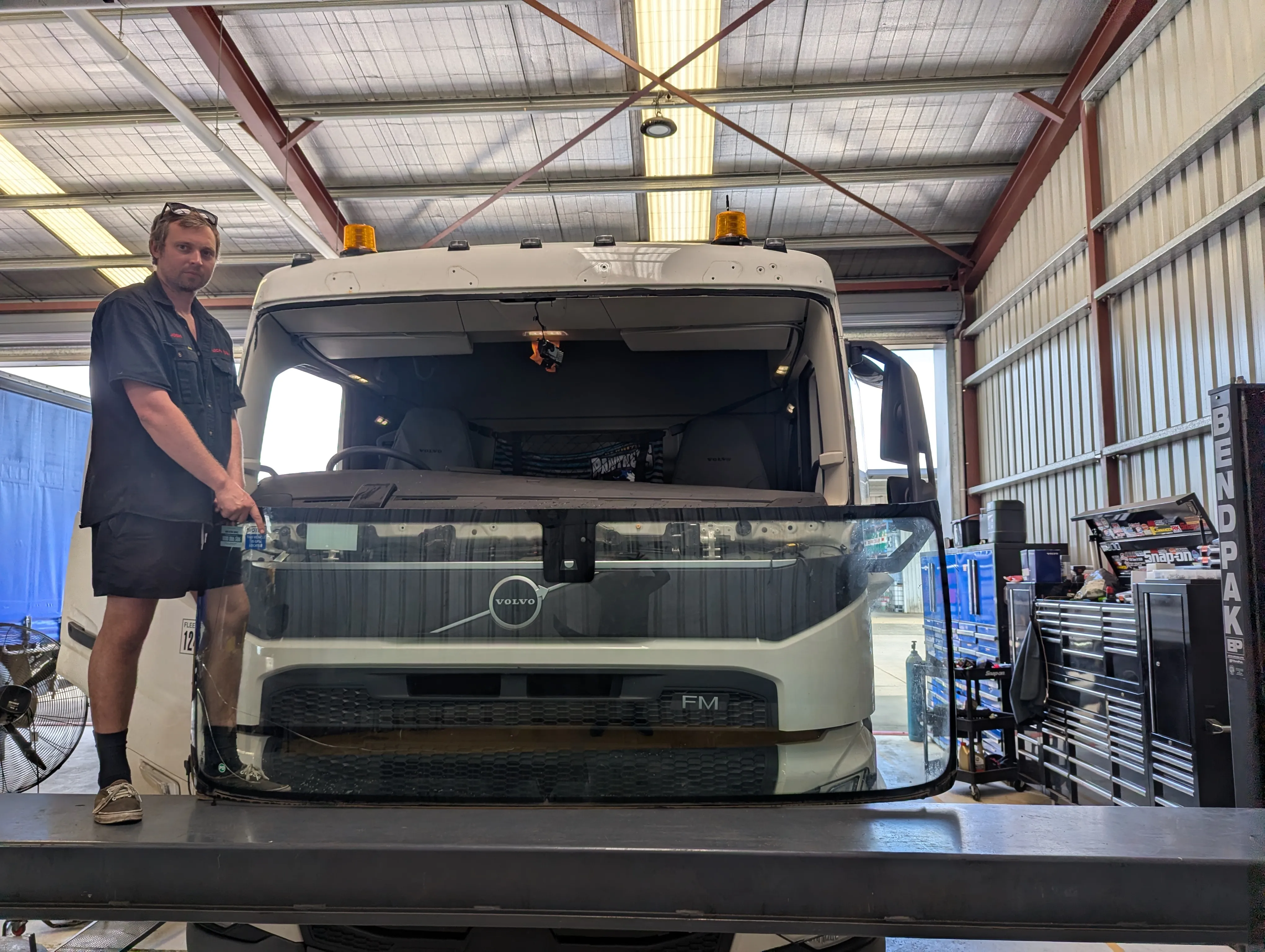 Kenworth truck windscreen replacement