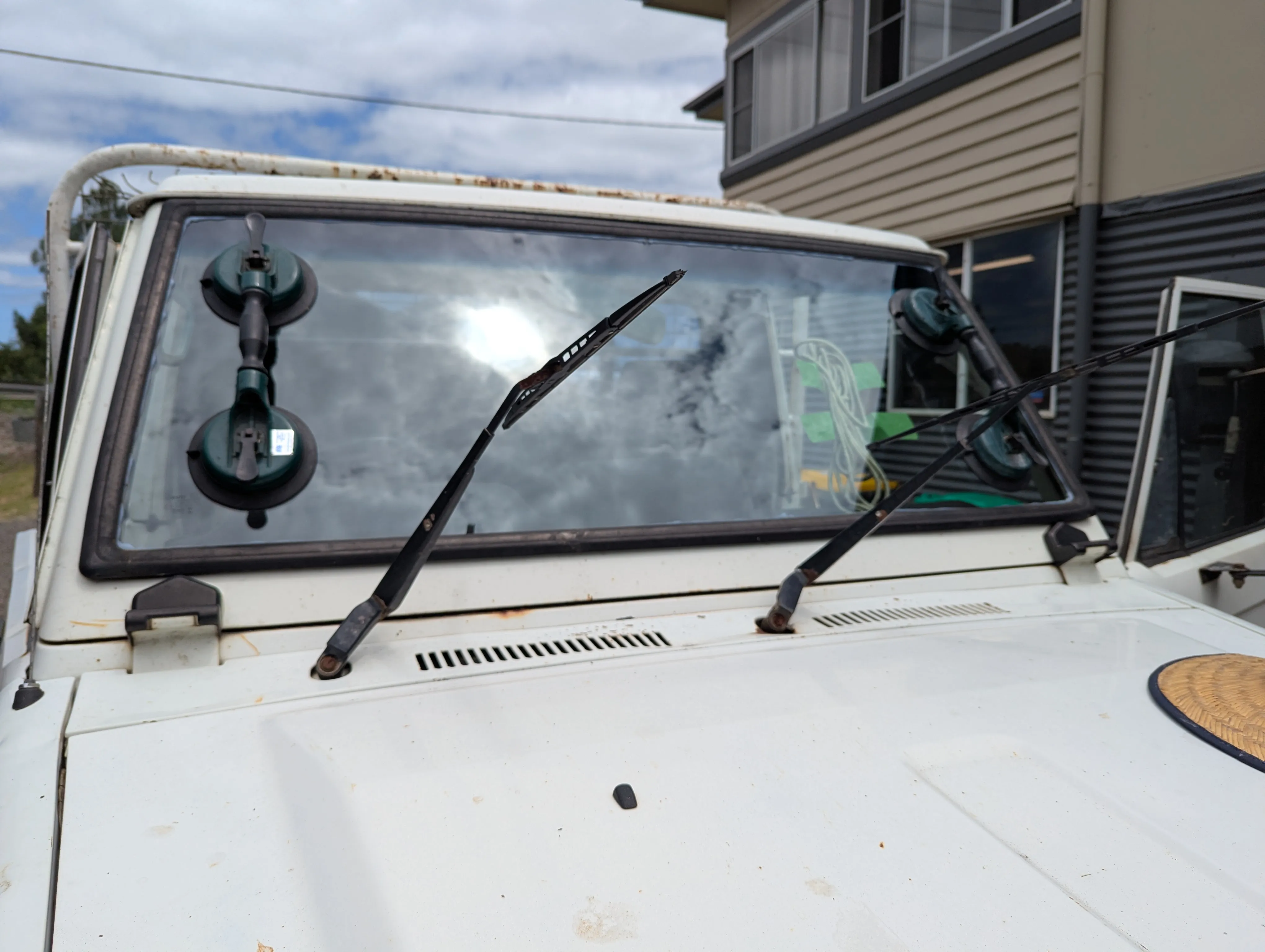 Toyota LandCruiser mobile windscreen replacement